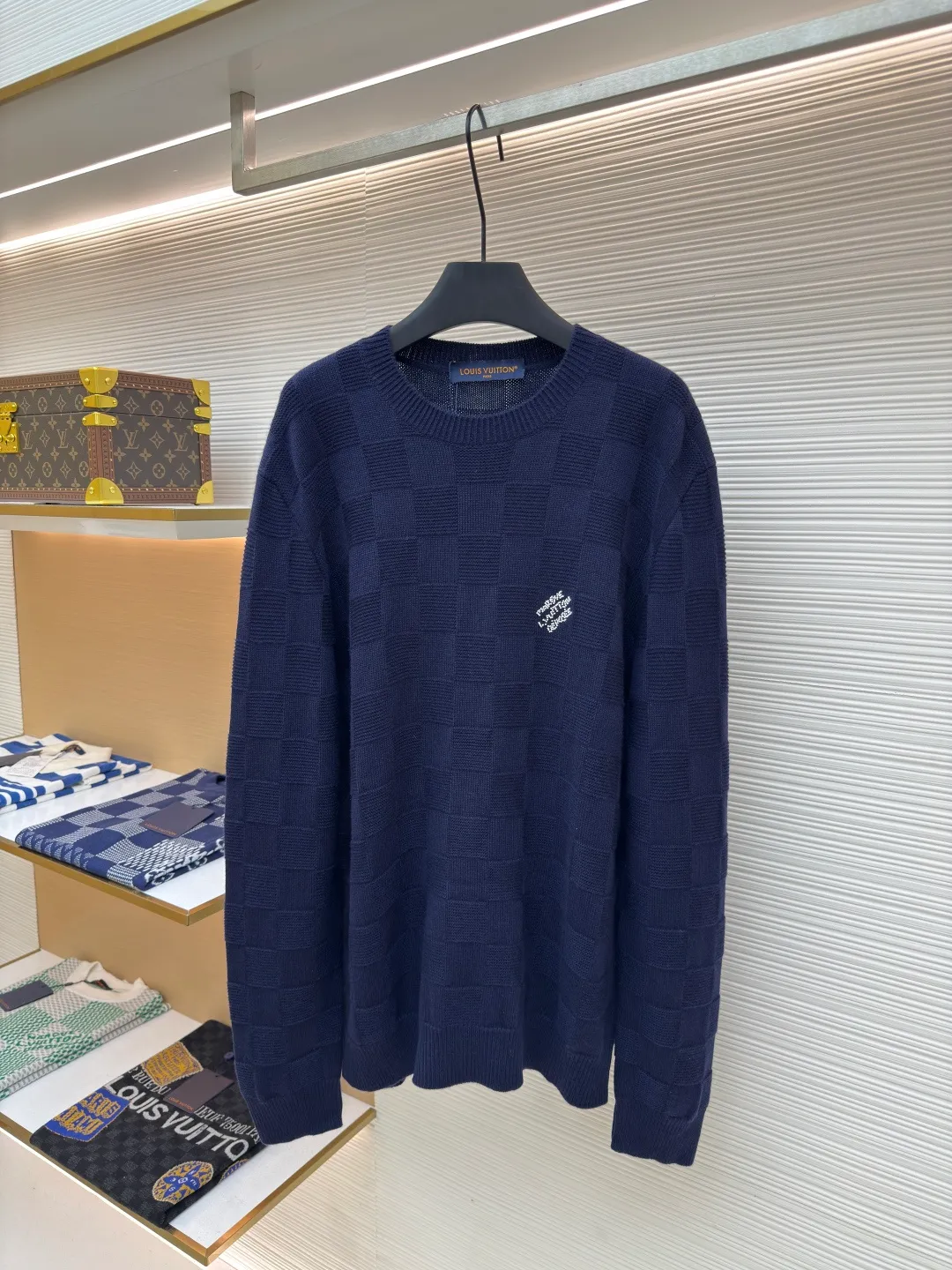 LOUIS VUITTON wool beaded pullover ●Authentic product: 10999 purchase and development ●Item number: 1680422-B90 ●Fabric: wool fabric ●Technology: knitted production ●Version: Loose fit ●Weight: about 660 grams ●Size: XS-S-M-L ●Description: The fabric is made of 100% exclusive wool fabric to ensure its rich texture and excellent performance. Made with imported computer cutting technology, the workmanship quality is immediately reflected. The overall wiring is straight and delicate, the fabric is comfortable and soft, and the color is consistent without color difference. It can be matched with the same style to create a fashionable look and control various occasions. Customized accessories, complete with three standards, same style for men and women!